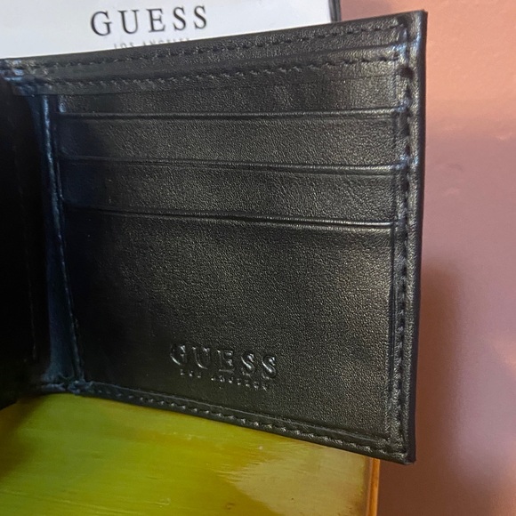 Guess NWT Black Wallet with White Logo Design 4.25x3.5 In Box Mens Womens - Picture 3 of 8
